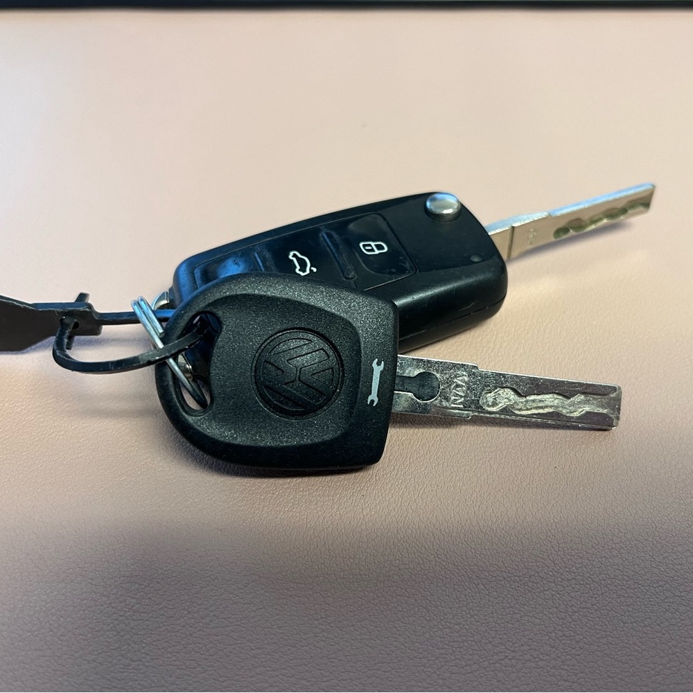 2017 VW Tiguan REMOTE FOB KEY AND SERVICE  KEY - Picture 4 of 5